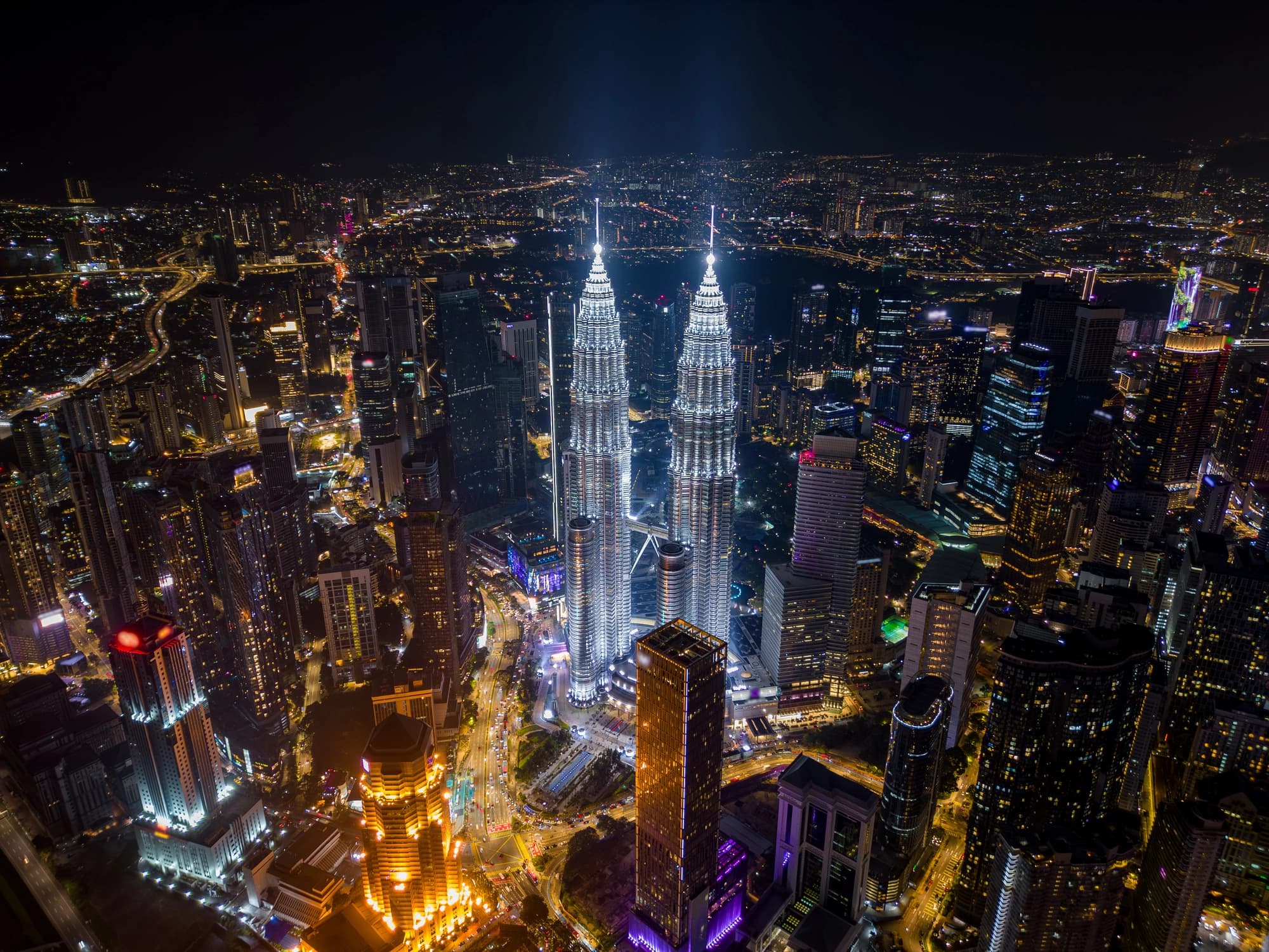 从高空俯瞰夜晚的吉隆坡城市灯光与 KLCC 双子塔
